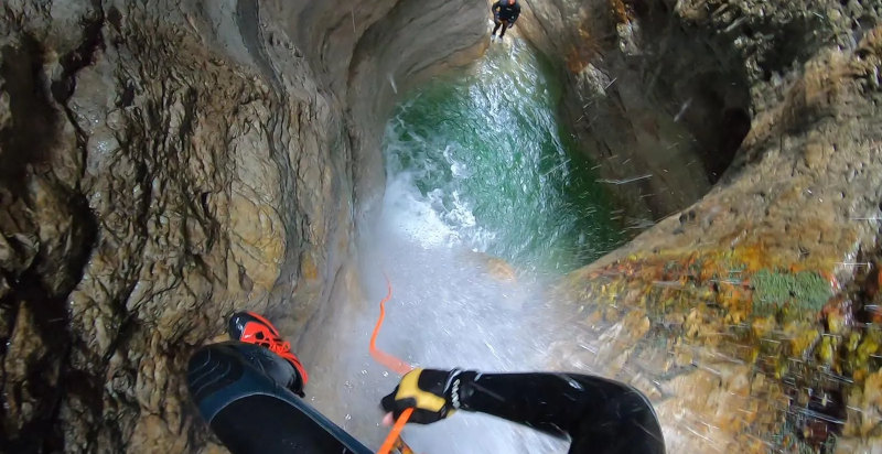 Discesa canyoning tra le rocce del torrente Vione a Tignale