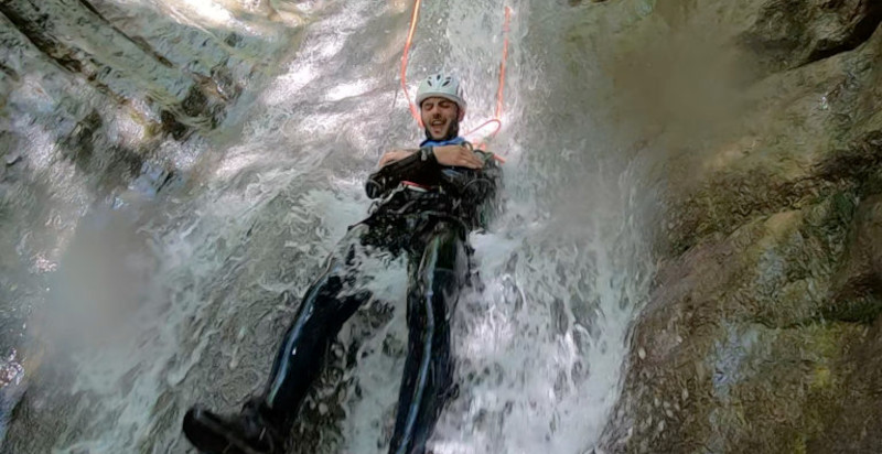 Scivolo naturale durante il canyoning sul Vione