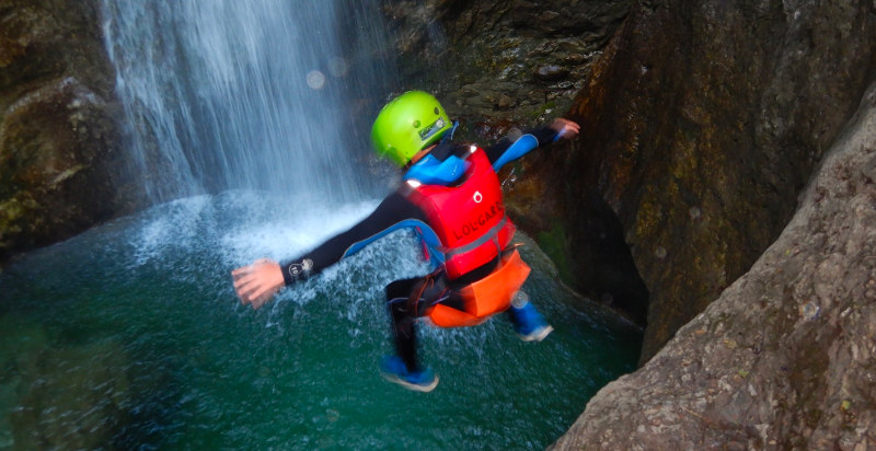 Salti emozionanti nel canyoning in Val di Ledro Trentino