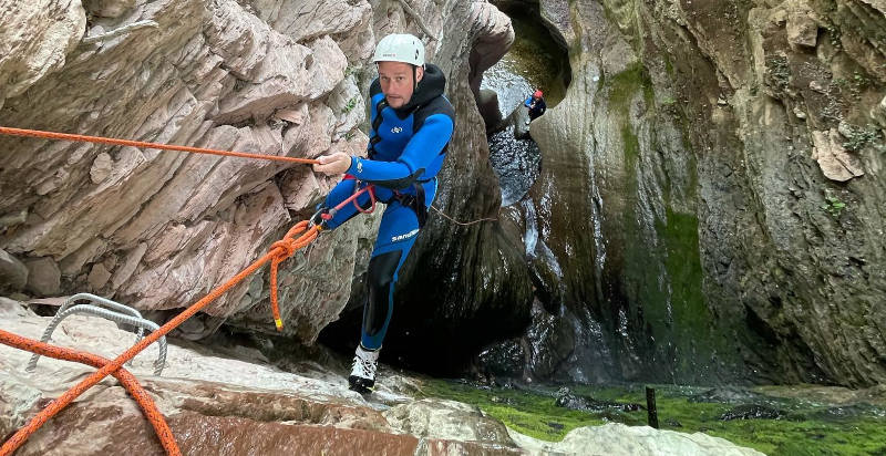 Guida esperta accompagna canyoning a Val Maor