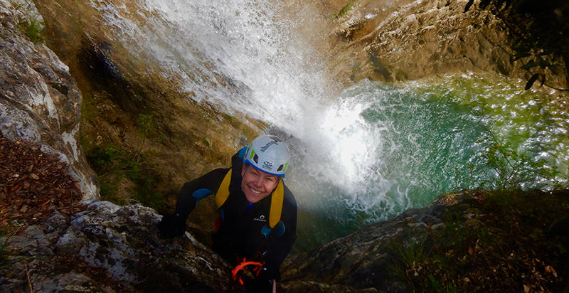 Percorso canyoning tra cascate e rocce in Val di Ledro