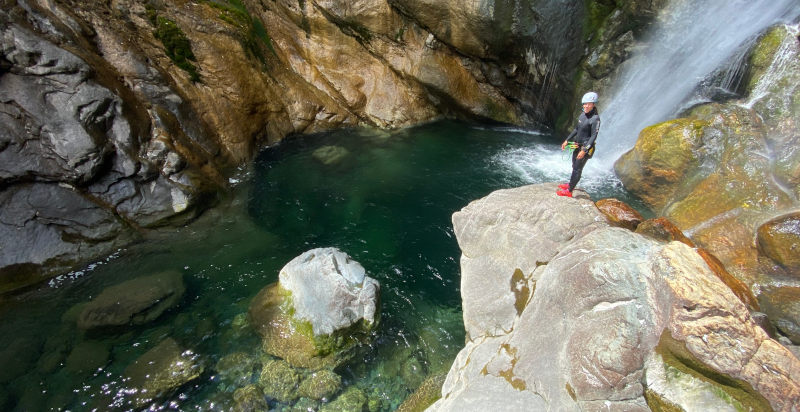 Salto di roccia durante l'esperienza di canyoning in Valle d'Aosta