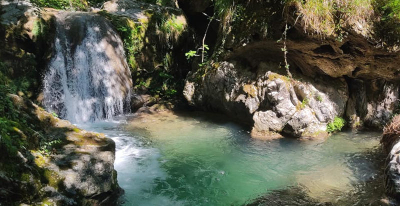 Pozza cristallina nel torrente Iannello, percorso di canyoning in Calabria
