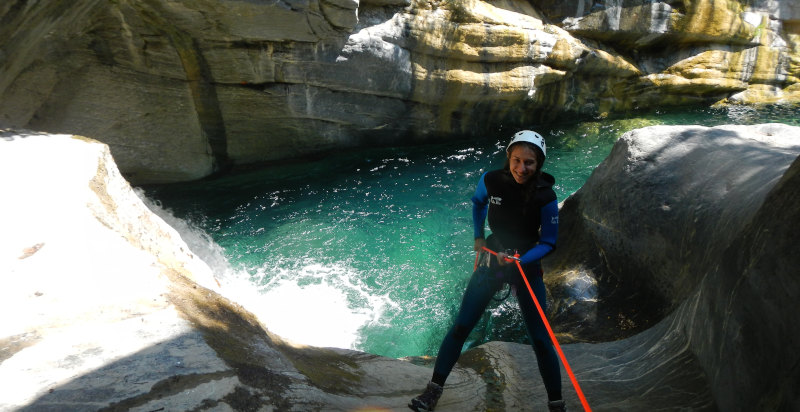Adrenalina pura durante una discesa in corda nel canyon in Liguria
