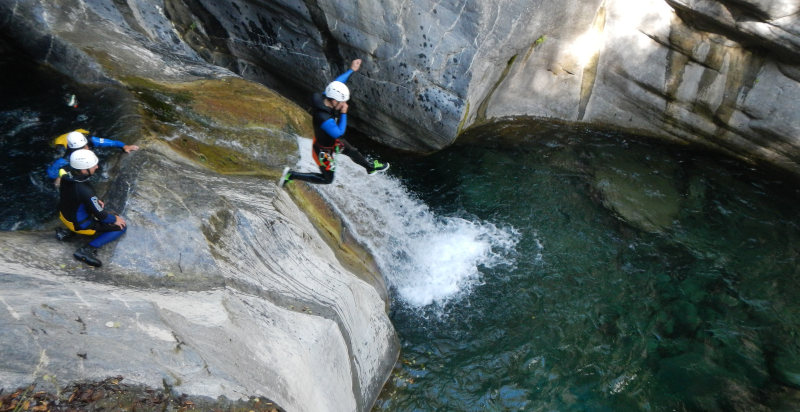 Gruppo di canyoning che esplora le acque cristalline della Liguria