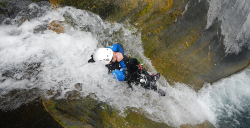 Canyoning ad Arenzano: scivolo naturale tra le rocce