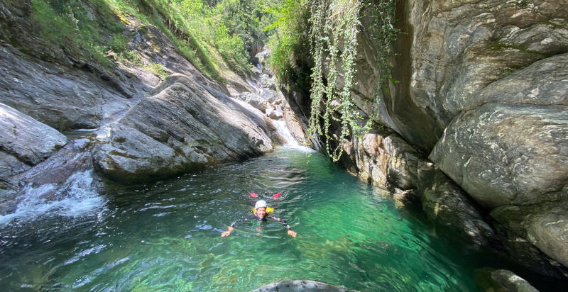 Tuffo nelle acque cristalline del torrente Chalamy