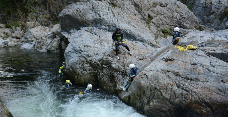 Salti, scivolate e discesa nel canyon del torrente Sorba