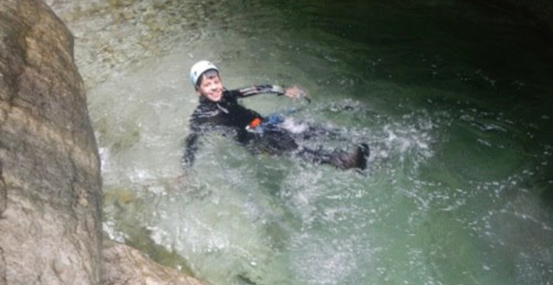 Tuffi in piscine cristalline durante il canyoning Belluno