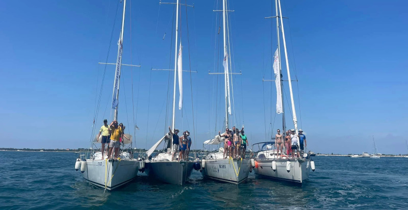 Vista della costa adriatica a Caorle con barca a vela