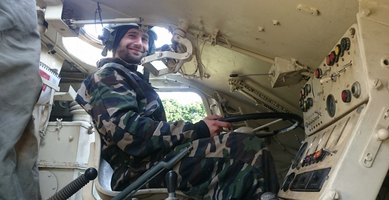 Vista interna della cabina di comando di un carro armato