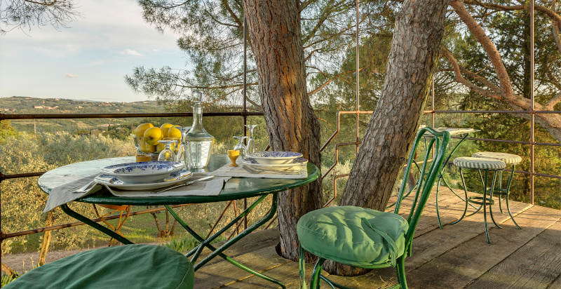 Colazione servita sulla terrazza della casa sull’albero