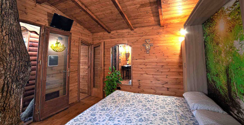 Interno accogliente della casa sull’albero in Calabria