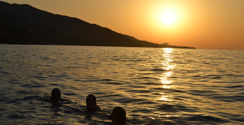 Bagno al tramonto lungo la Costa Turchina in Sicilia