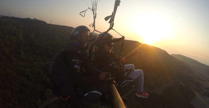 Panorama aereo di Castelsardo durante il volo in parapendio