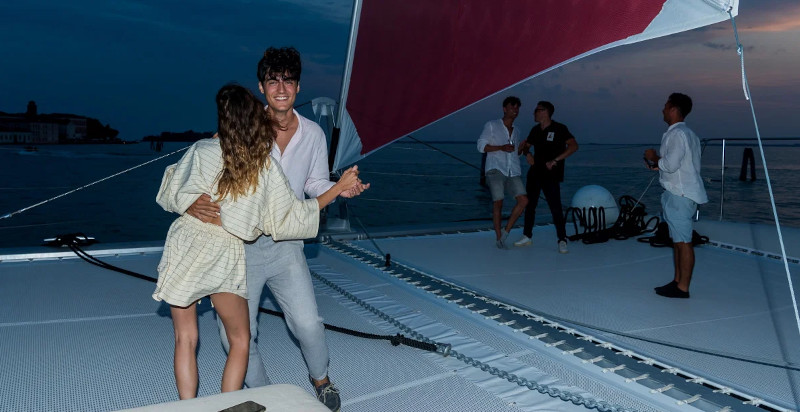 Catamarano spazioso ed elegante per tour notturni a Venezia