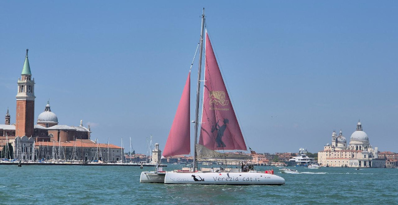 Catamarano moderno e spazioso per un'esperienza unica a Venezia