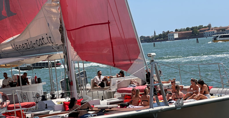 Catamarano elegante durante un aperitivo esclusivo a Venezia