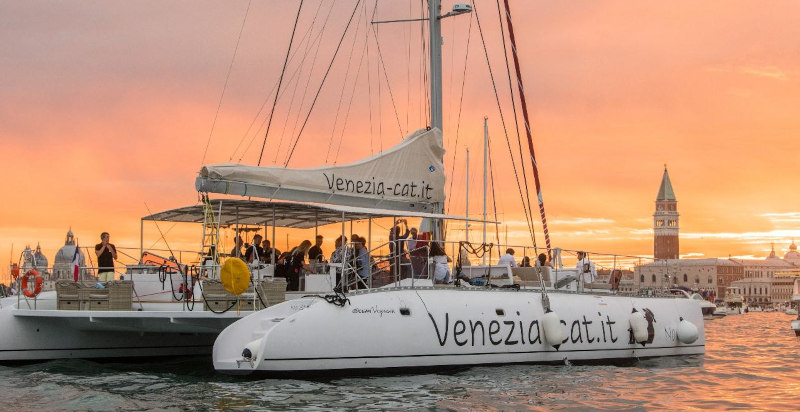 Catamarano a Venezia al tramonto con aperitivo raffinato