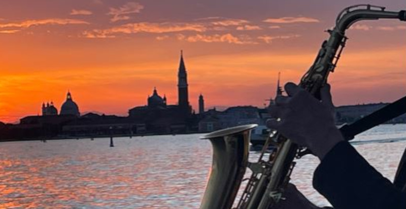 Sassofonista su catamarano a Venezia che suona bossanova