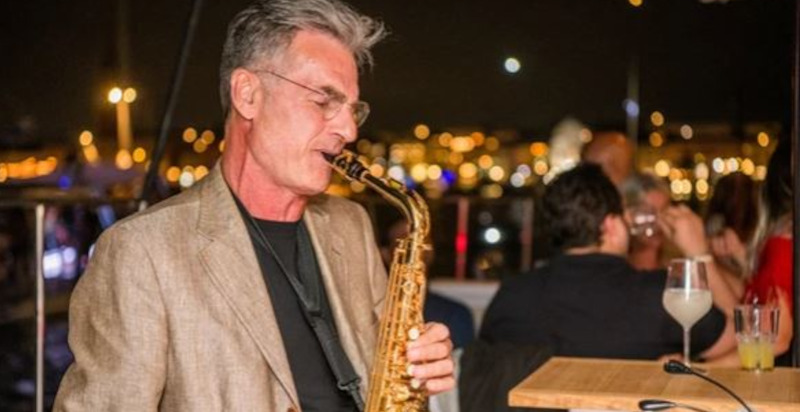 Musica dal vivo al tramonto a bordo di un catamarano a Venezia