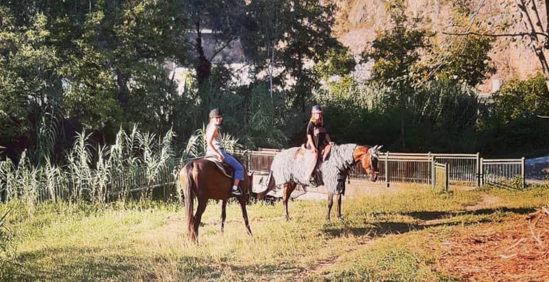 Cavalieri principianti imparano l’equitazione con istruttori qualificati a Montignoso