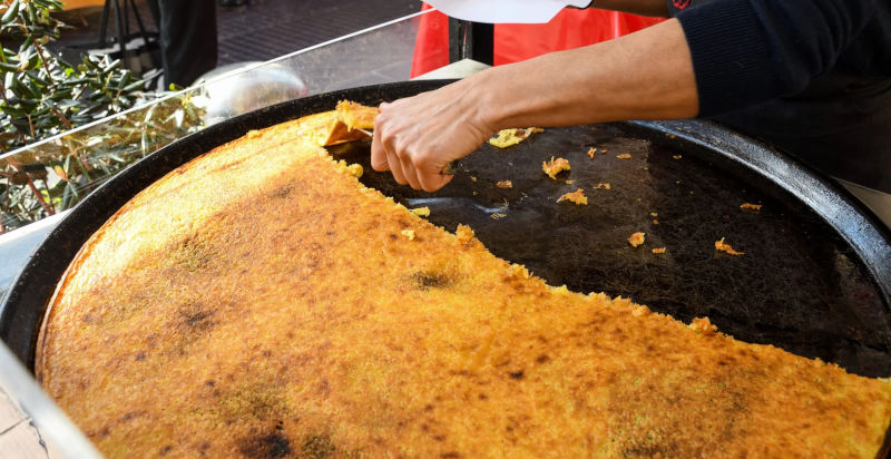 Cecina, focaccia sottile di farina di ceci - Gastronomia Toscana Lucca