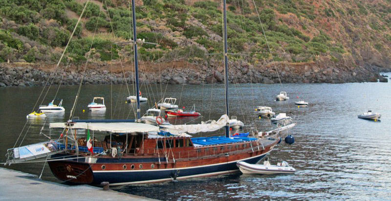 Cena a bordo di una barca a Milazzo in Sicilia