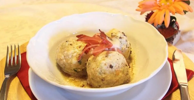Cena in rifugio con piatti tradizionali e atmosfera calda