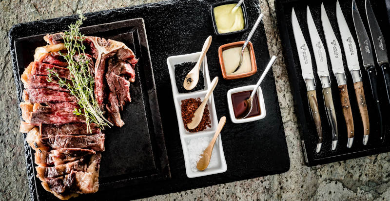 Carne altoatesina servita con diversi sale e salse al ristorante Nives