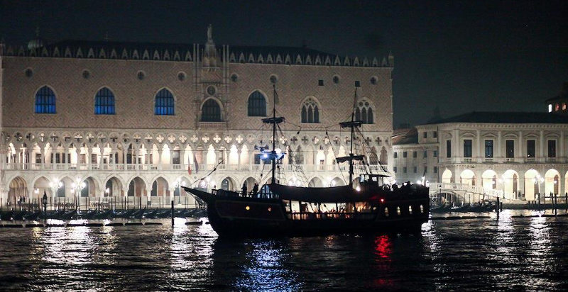 Vista panoramica su Venezia dalla galeone in navigazione
