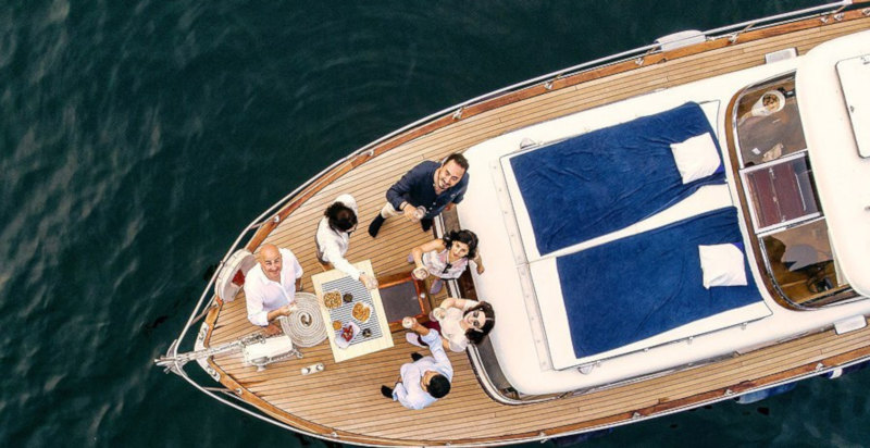 Barca in navigazione sul Lago di Como durante una cena romantica
