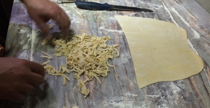 Pasta fatta in casa per la cena su veliero a Milazzo