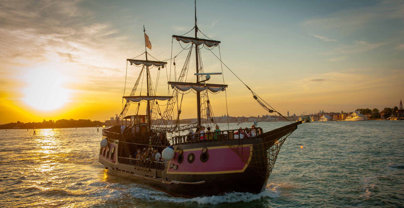 Romantica serata al tramonto in una Galeone Veneziano a Venezia