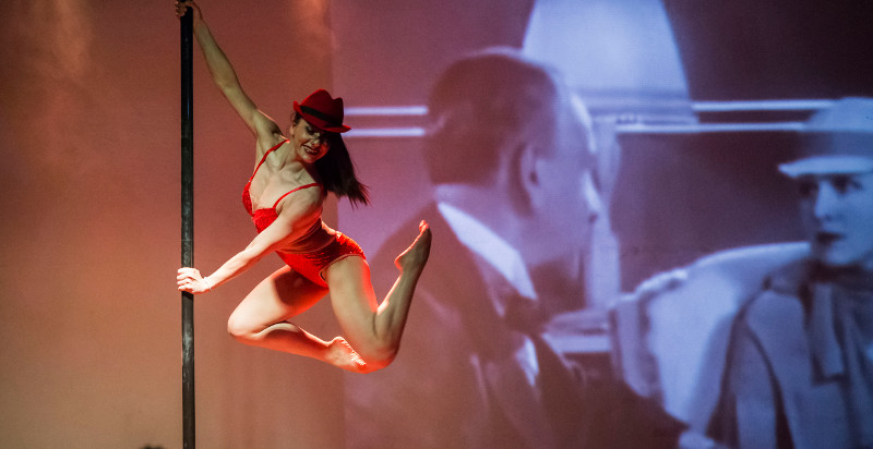 Artisti acrobati esibiscono durante una serata a Venezia