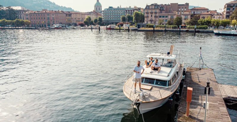 Tramonto romantico sul Lago di Como con barca d'epoca