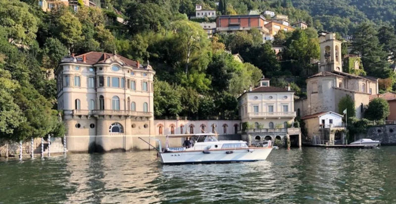 Panorama del Lago di Como visto durante una cena romantica in barca