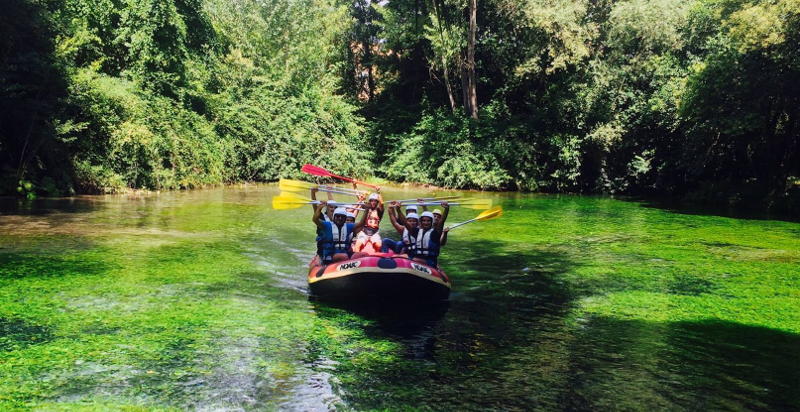 Panorama mozzafiato del fiume Gari durante l'escursione rafting