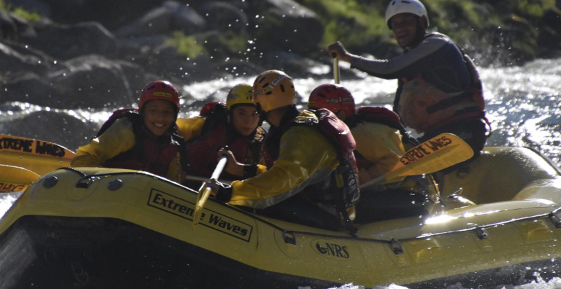 Gruppo di persone durante una discesa rafting in Trentino