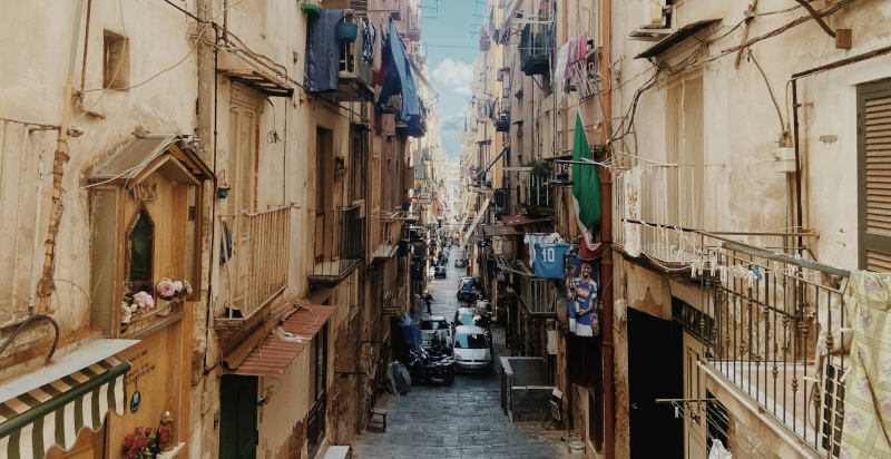 Veduta del centro storico di Napoli, scenario del gioco a enigmi urbano