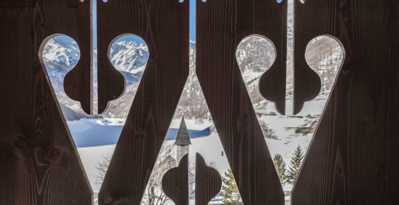 Balcone panoramico di chalet con vista sulle montagne