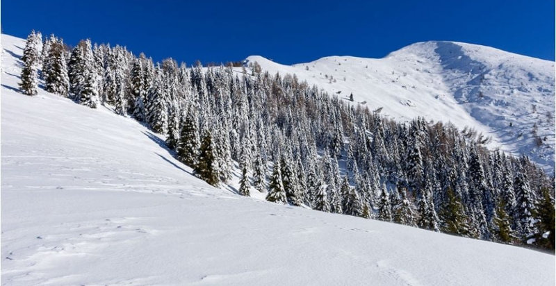 Vista panoramica della Val Brembana durante una escursione con le ciaspole, neve e montagne