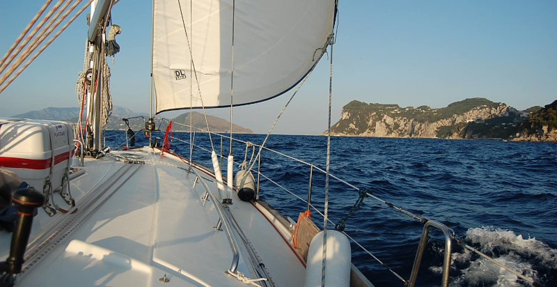 Barca a vela nel mare del Cilento durante un’escursione