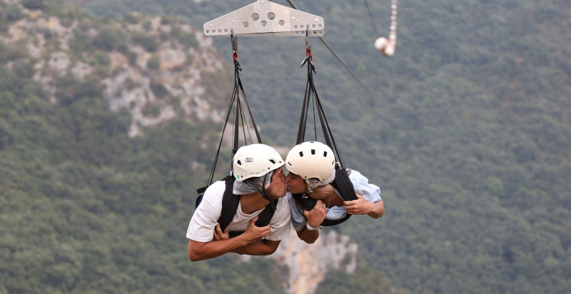 Coppia in volo sul Volo dell’Angelo a Trentinara, esperienza adrenalinica