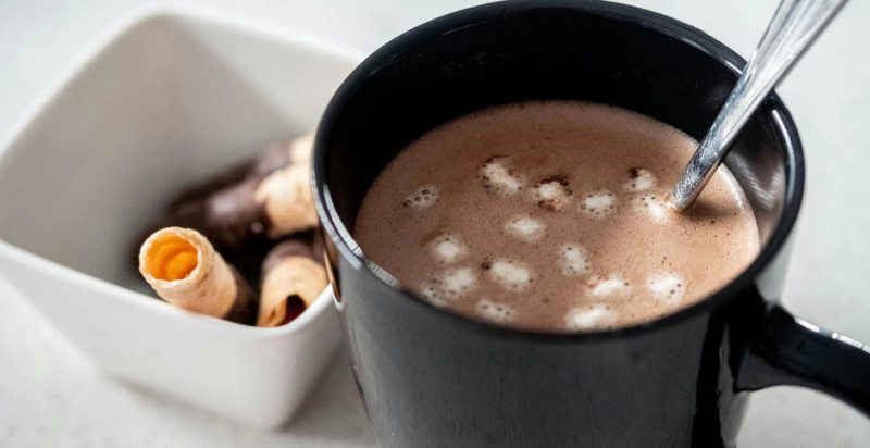 Tazza di cioccolata calda servita durante un tour gastronomico a Losanna