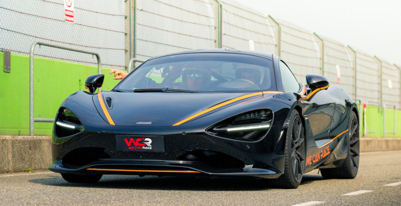 La nuova McLaren 750S parcheggiata nei box del circuito di Limatola pronta per il test drive