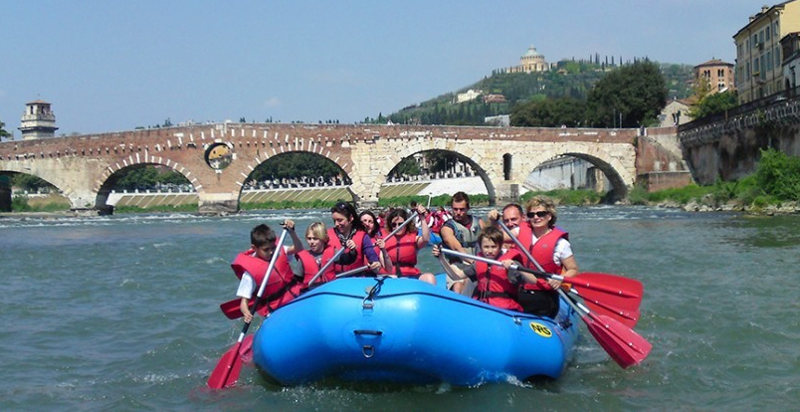 Gruppo che fa rafting sul fiume Adige a Verona