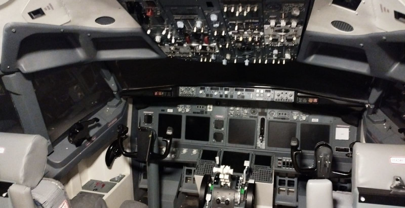 Cockpit del simulatore Boeing 737 NG con comandi dettagliati