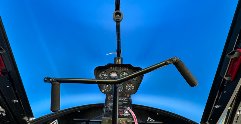 Cabina di pilotaggio del simulatore elicottero a Caiolo, comandi realistici e scenari immersivi