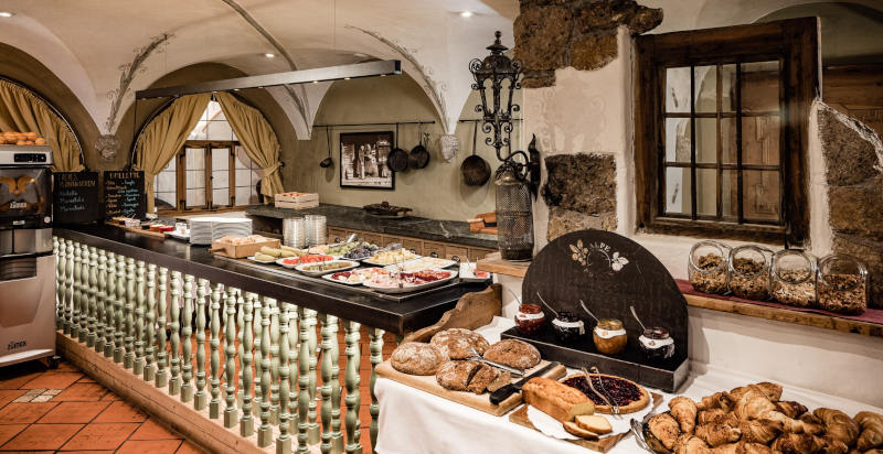Buffet colazione presso il Caravan Park Sexten in Alto Adige
